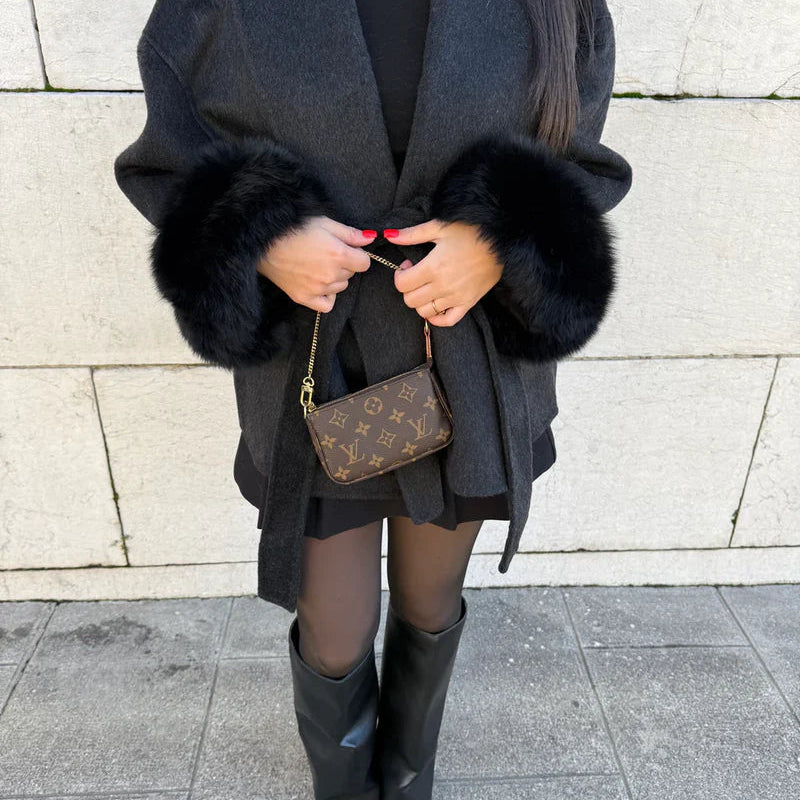 Damski Kardigan z Futrzanymi Rękawami i Paskiem – Elegancki Sweter