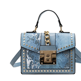 Damska Torebka Crossbody z Nitami i Metalową Klamrą Elegancka