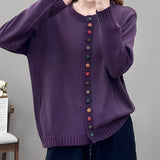 Damski sweter zapinany elegancki z ozdobnymi guzikami stylowy