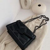 Damska Pikowana Torebka Crossbody z Klapką i Łańcuszkiem
