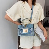 Damska Torebka Crossbody z Nitami i Metalową Klamrą Elegancka