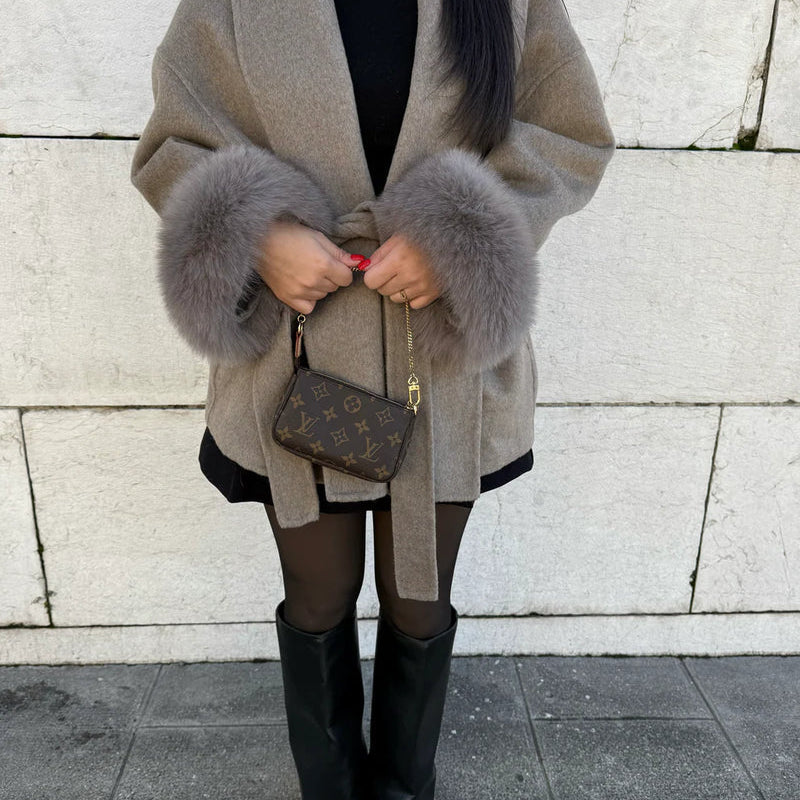 Damski Kardigan z Futrzanymi Rękawami i Paskiem – Elegancki Sweter