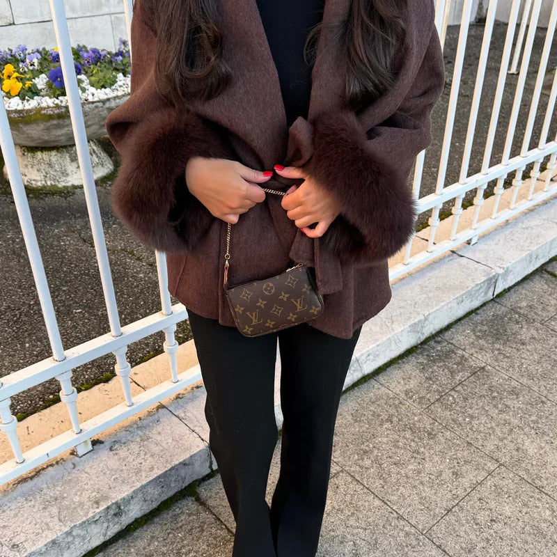 Damski Kardigan z Futrzanymi Rękawami i Paskiem – Elegancki Sweter