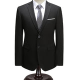 Dwuczęściowy męski garnitur o nowoczesnym slim fit