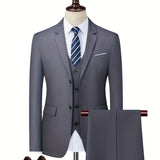 Dwuczęściowy męski garnitur o nowoczesnym slim fit
