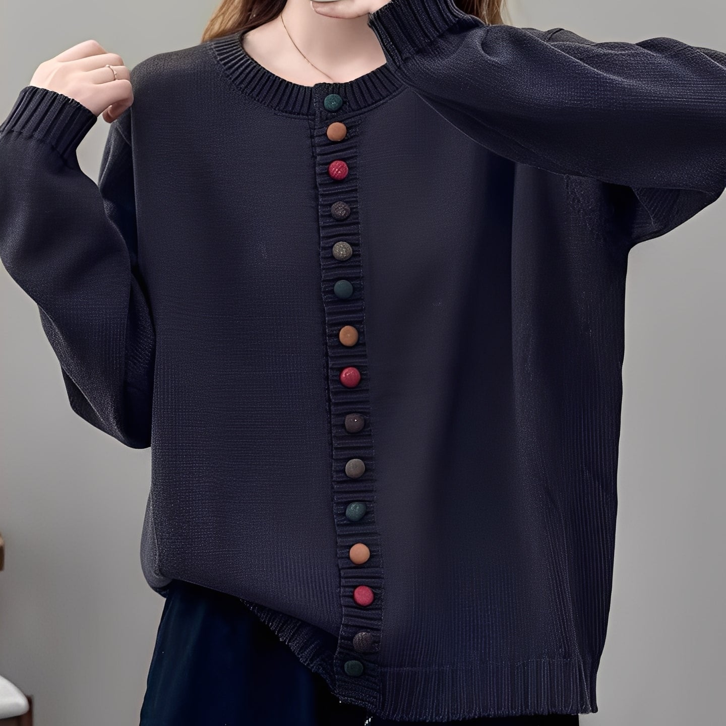 Damski sweter zapinany elegancki z ozdobnymi guzikami stylowy