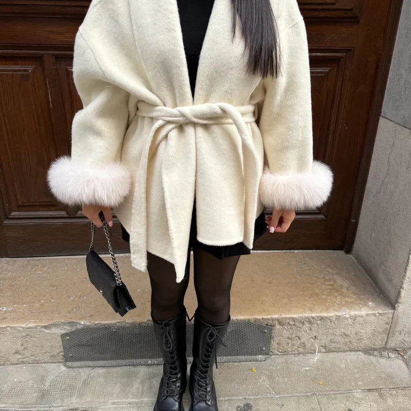 Damski Kardigan z Futrzanymi Rękawami i Paskiem – Elegancki Sweter