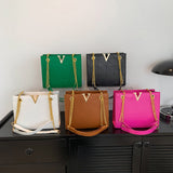 Damska Elegancka Torebka Crossbody z Łańcuszkiem i Złotą Klamrą