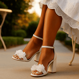 Białe Sandały Ślubne na Słupku z Kwiatową Ozdobą – Elegancja i Komfort