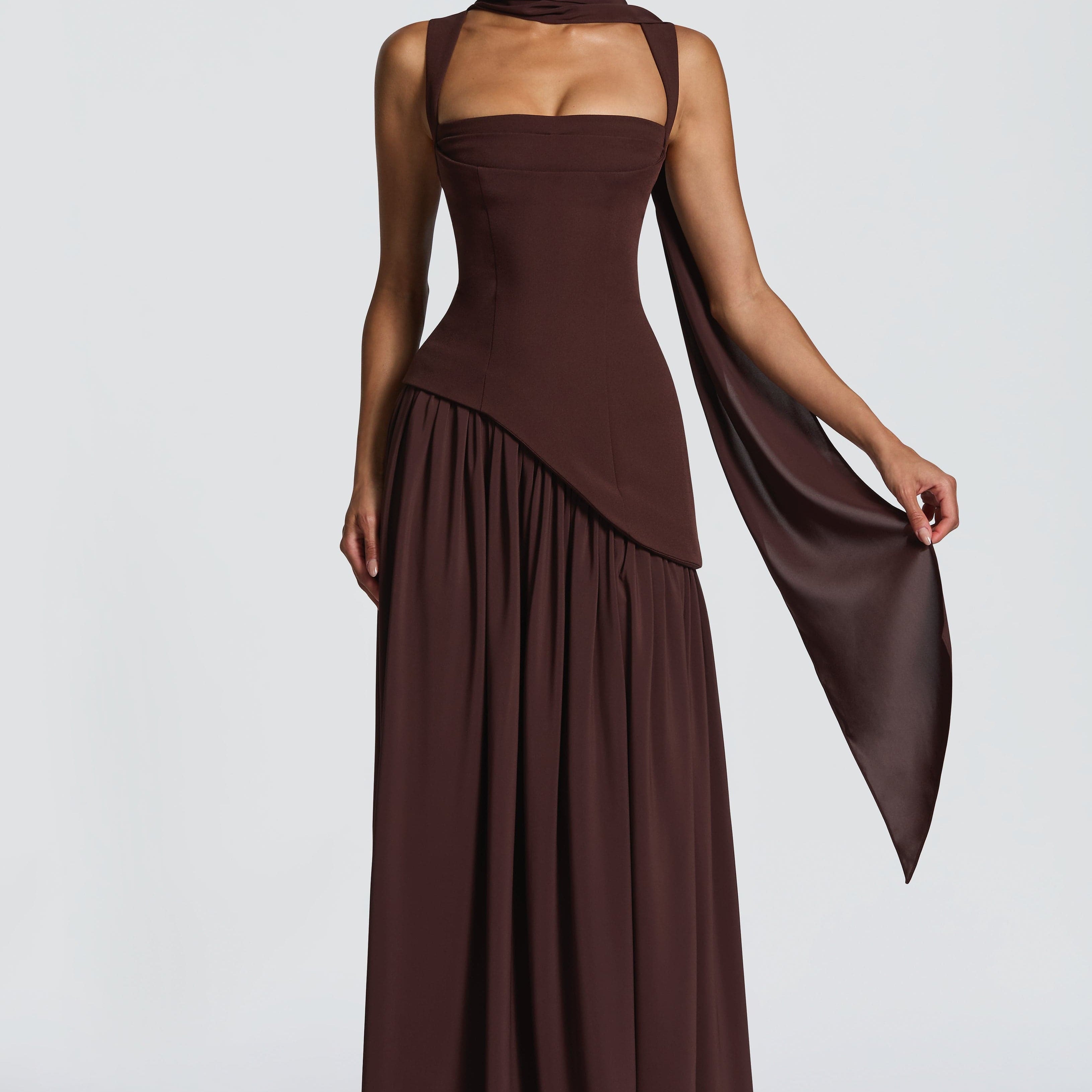 Elegancka Sukienka Maxi z Wysokim Rozcięciem i Dekoltem Halter